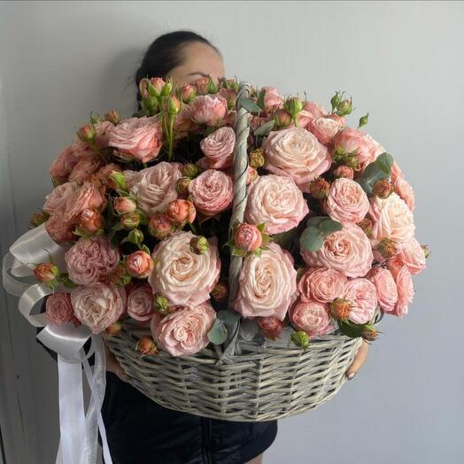 Корзина «XL» c пионовидной розой Мадам бомбастик