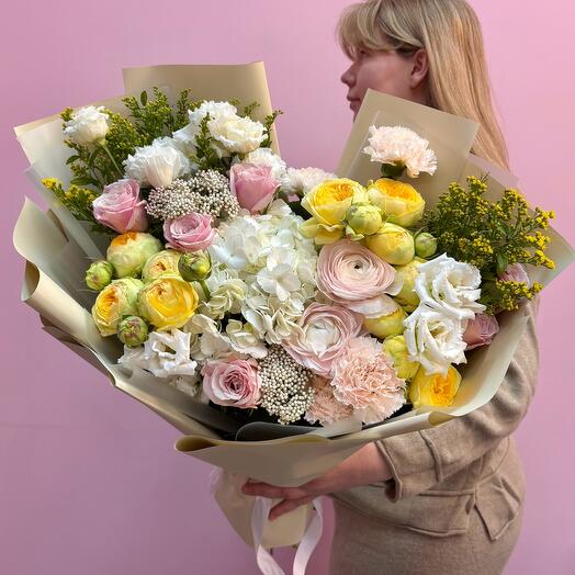 Premium bouquet "limoncello" with ranunculus and peony-shaped roses 🍋