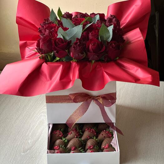 Розы в шкатулке с клубникой в шоколаде
