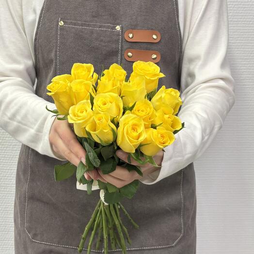 Bouquet of 15 yellow Kenyan roses with ribbon