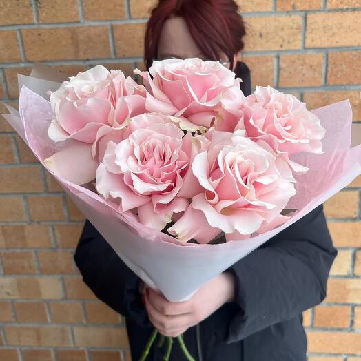 A compliment bouquet of 5 French pink roses
