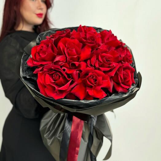 Espectaculares rosas rojas en la decoración de la firma