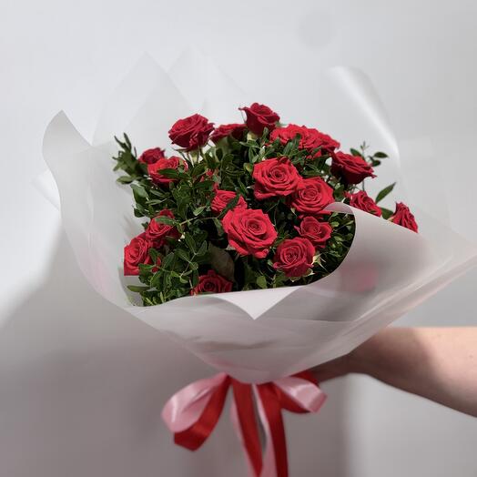 Букет из красных кустовых роз