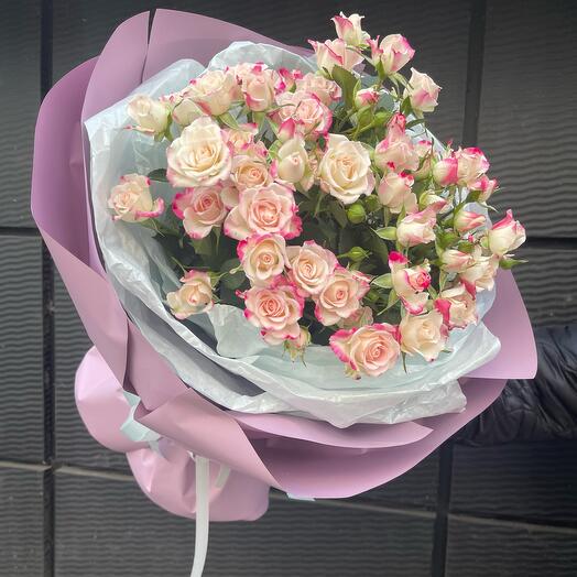 Букет из 75 кустовой розы «Поцелуй»