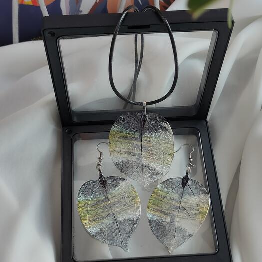 Чокер и серьги в виде листьев