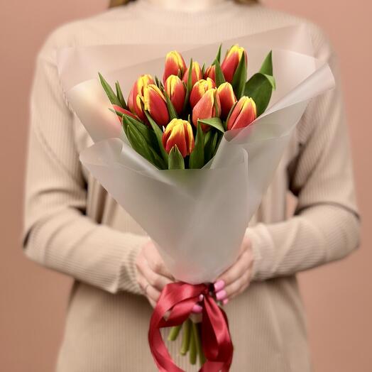 Утонченный букет из 15 красно-желтых тюльпанов 0917МТ