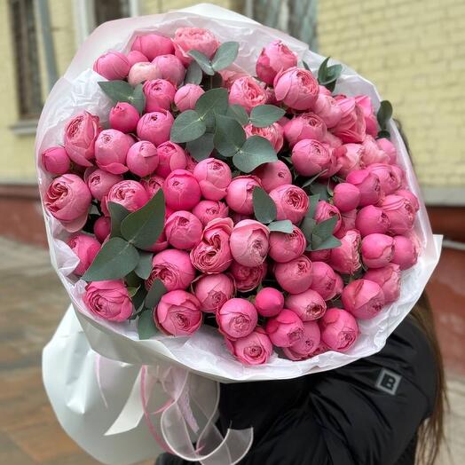 Шикарный букет кустовых пионовидных роз с эвкалиптом