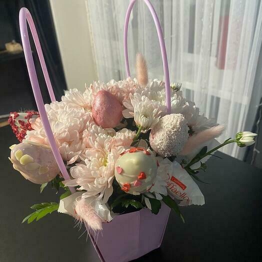 Композиция из клубники в шоколаде и цветов в сумочке