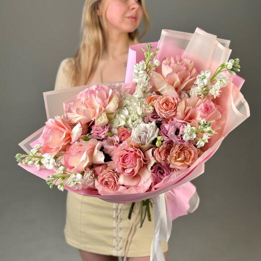 Букет из пионовидных и французских