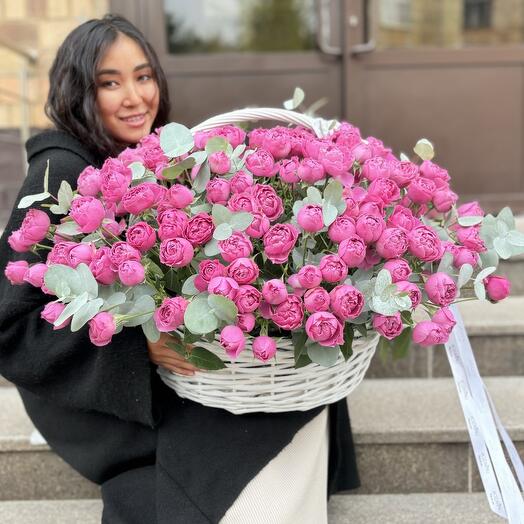 51 пионовидная кустовая роза Мисти Баблс в корзине