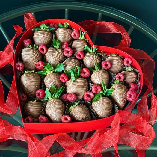 Клубника в молочном шоколаде с малиной красное сердце ♥️ 16-20 шт