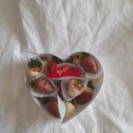 Chocolate-covered strawberries "I love you"