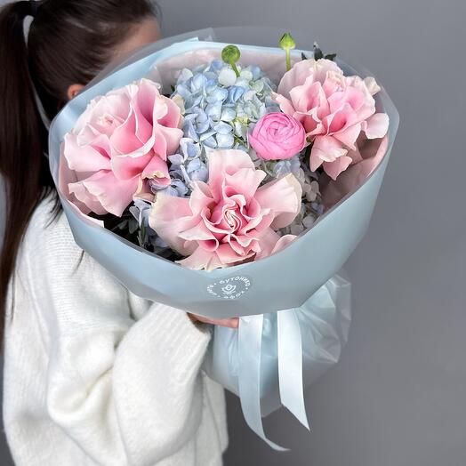 Original bouquet with hydrangea and premium rose
