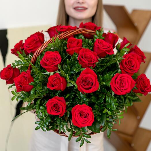 Композиция из 25 роз в корзине "Лира"