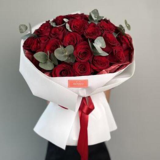 Букет из красных роз и эвкалипта