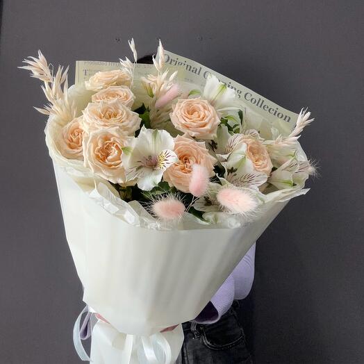 Bouquet-un cumplido de rosas arbustivas, alstroemeria y flores secas