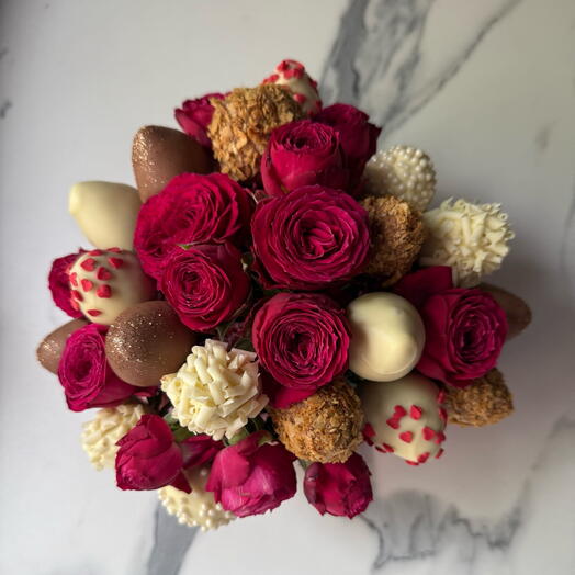 Scarlet love. Композиция в  шляпной коробке из клубники в бельгийском шоколаде. Подарок любимой девушке