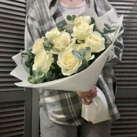 Белые розы и эвкалипт