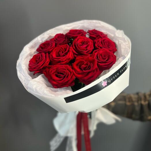 11 красных роз в фирменной упаковке 🌹