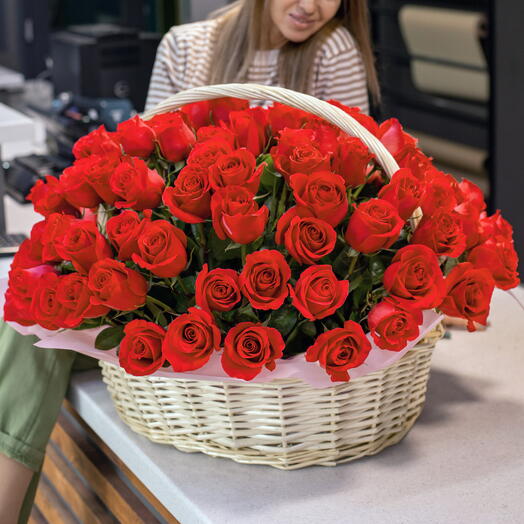 101 роза в плетенной корзине