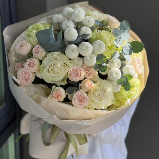 Букет с белыми пионовидными розами