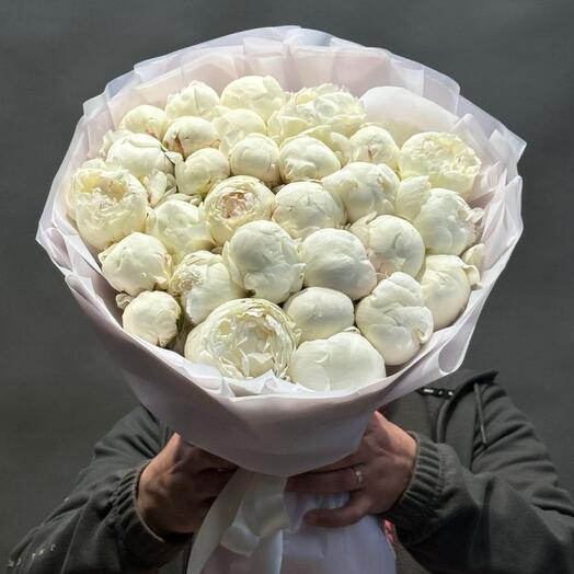 Букет из белых пионов
