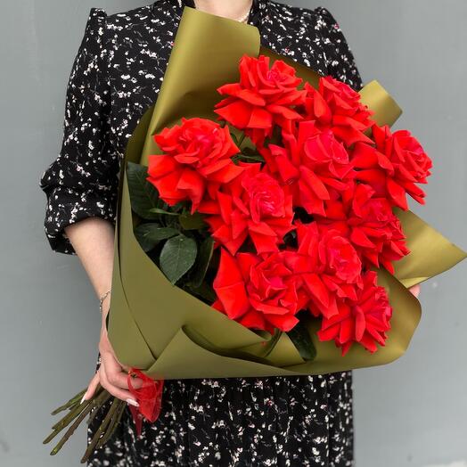 Bouquet of scarlet French roses
