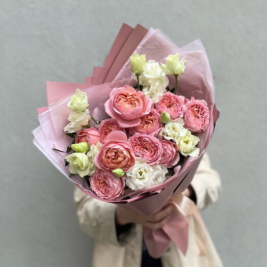 Букет из кустовой Джульетты и белой эустомы