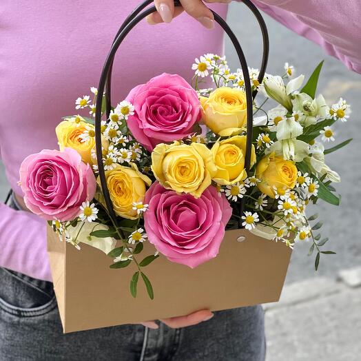 Яркая летняя сумочка с розами и ромашками