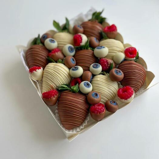 Набор клубники Вивьен 9 клубничек с голубикой в шоколаде и малиной в шоколаде