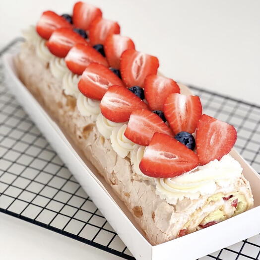 Меренговый рулет с клубничной начинкой