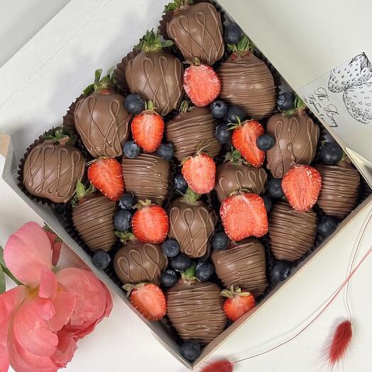 Клубника в шоколаде большая Классика с ягодами Хит продаж