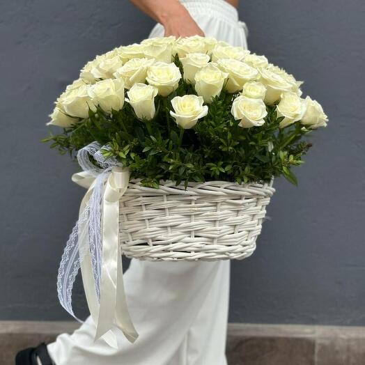 Белые розы в корзине