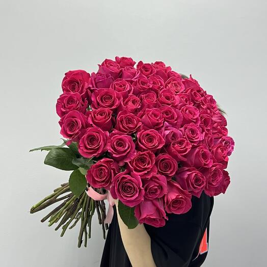 57 розовых роз