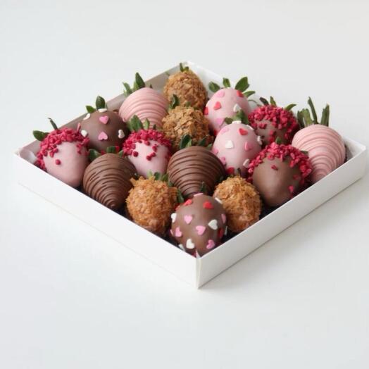 Клубника в шоколаде 16 штук с сердечками