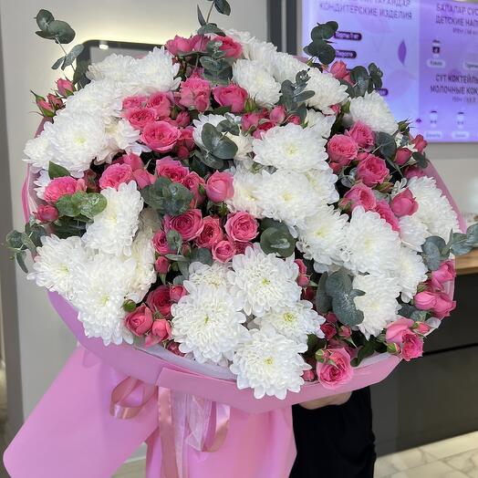 Нежный букет из кустовых роз и хризантем