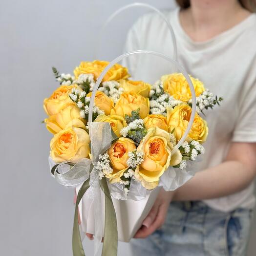 Белая сумочка с пионовидной желтой розой и белой статицей