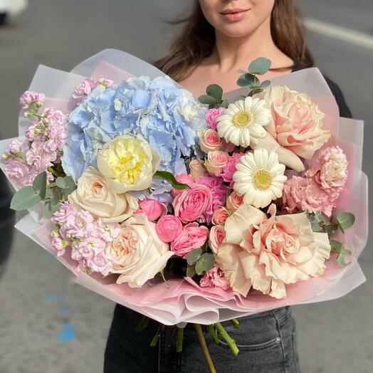 Авторский букет с герберами и голубой гортензией