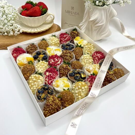 Ягоды и фрукты в шоколаде «Berries with mango WHITE/MILK chocolate XL»