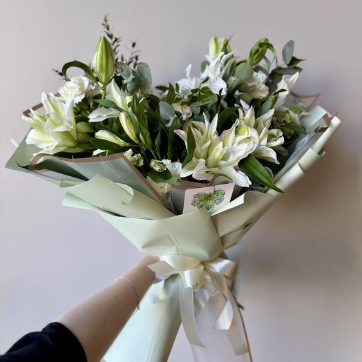 Огромный букет с лилиями