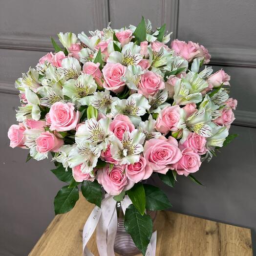 Кустовые розы  с альстромериями