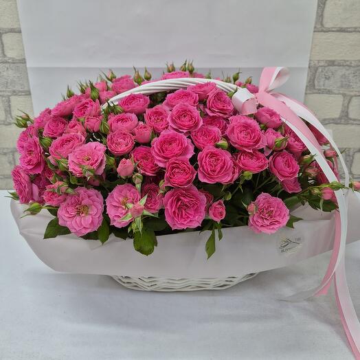 Корзина с кустовыми розами сорта Сафия