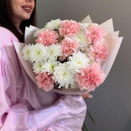 Стойкий букет кустовая хризантема и розовые диантусы