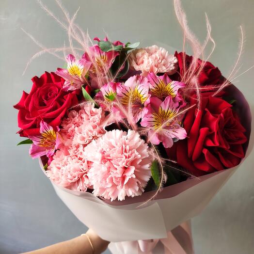 Букет из красных роз и альстромерии Космополитен