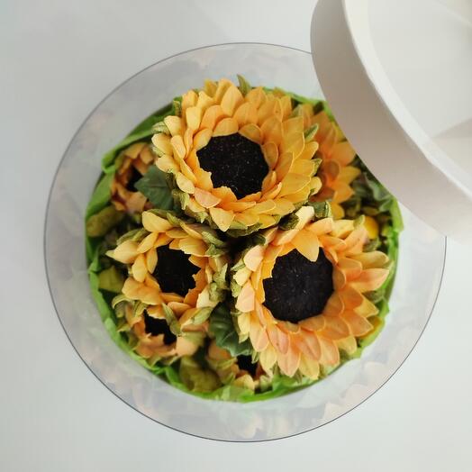 Коробочка-аквариум с подсолнухами из зефира