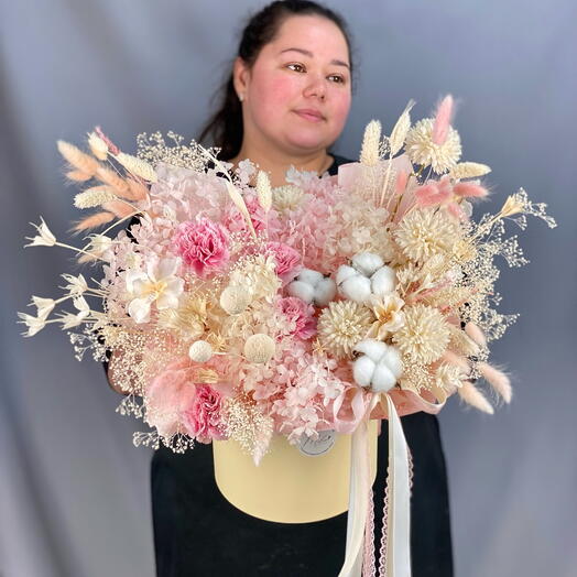Composición elegante de flores estables y flores secas