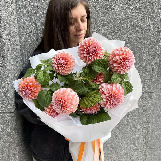 Моно букет «Peaches and cream» (Пичес) в коробке: георгин 9 шт, малина