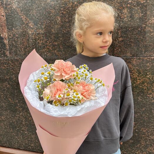 Букет из диантусов и ромашки