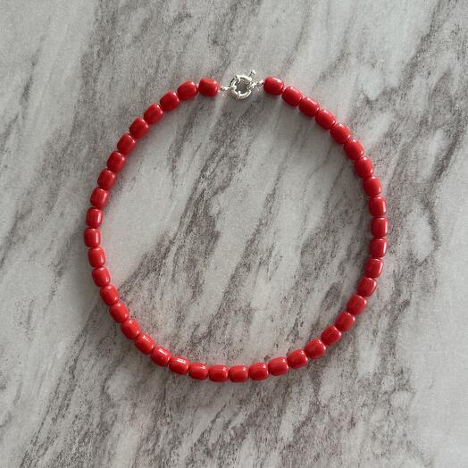 Ожерелье из красных стеклянных бусин