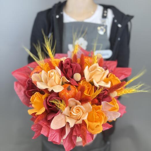 Композиция из мыльных цветов и сухоцветов «Тыковка»